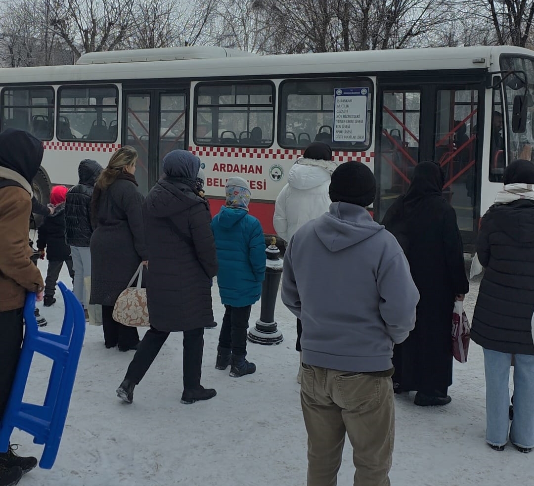 ARDAHAN BELEDİYESİ’NDEN YALNIZÇAM KAYAK MERKEZİ’NE ÜCRETSİZ SERVİS HİZMETİ
