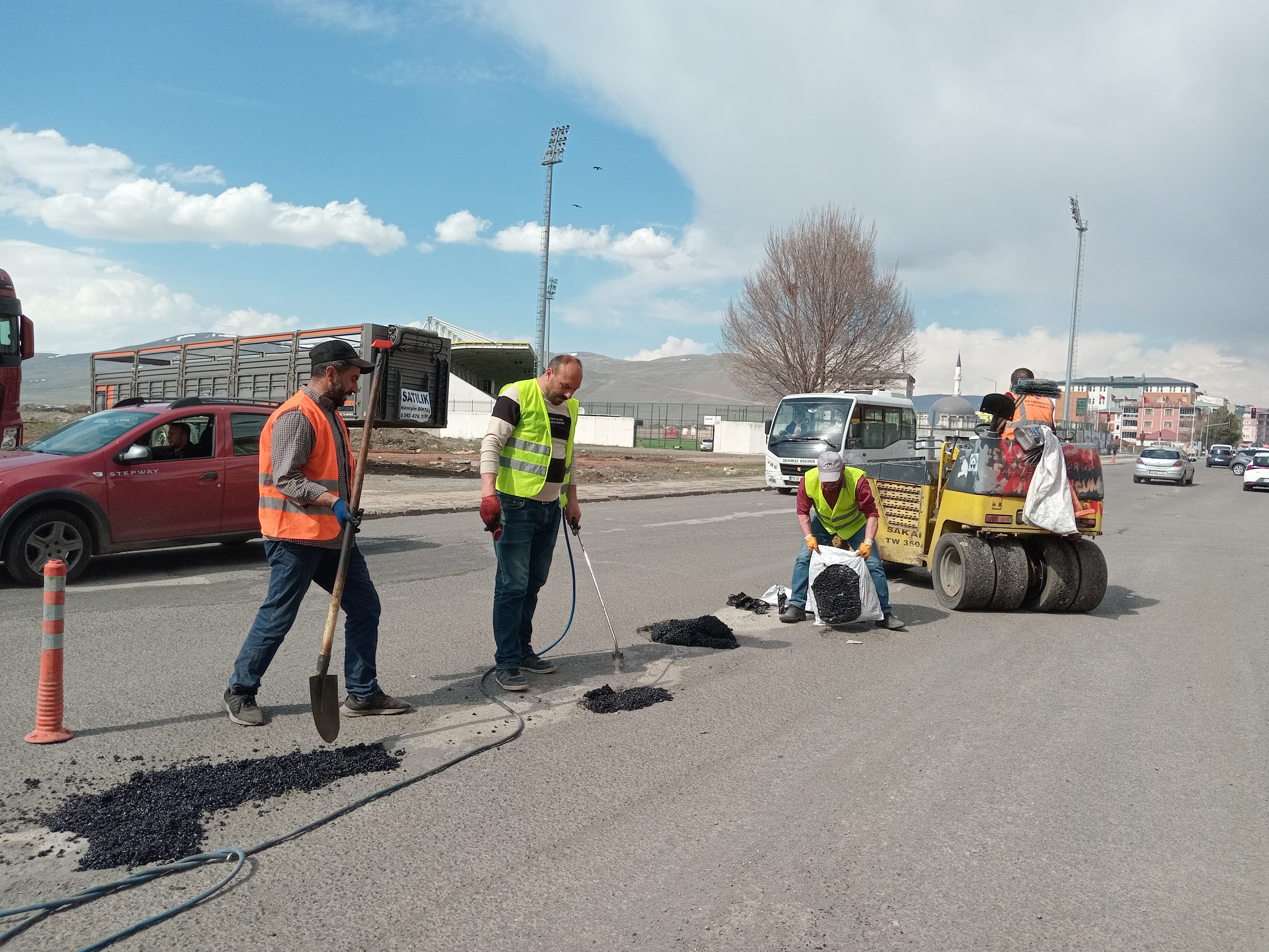 BELEDİYE EKİPLERİ’NDEN YOL BAKIM-ONARIM ÇALIŞMASI