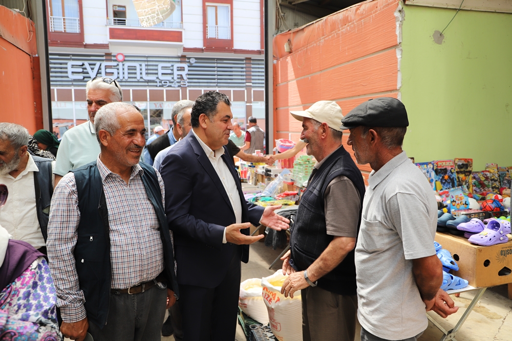BAŞKAN DEMİR’DEN SEMT PAZARINA ZİYARET