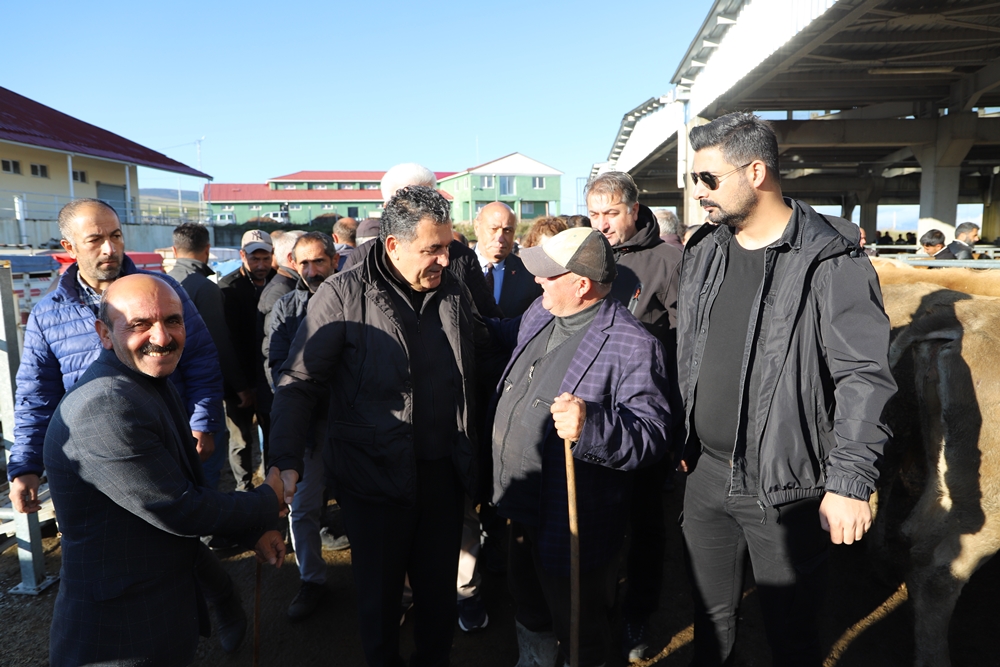 BAŞKAN DEMİR, HAYVAN PAZARINI ZİYARET ETTİ