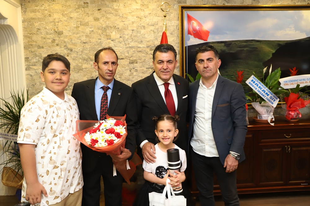 ÖĞRENCİLER’DEN BAŞKAN DEMİR’E 23 NİSAN ZİYARETİ