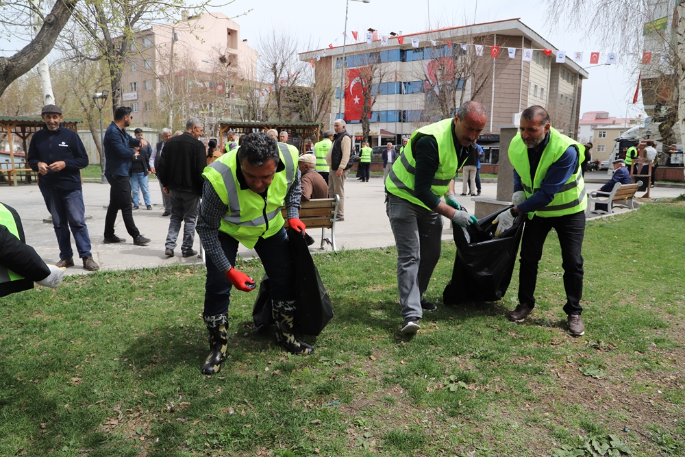 BAŞKAN DEMİR, ELİNE TORBAYI ALDI ÇÖP TOPLADI